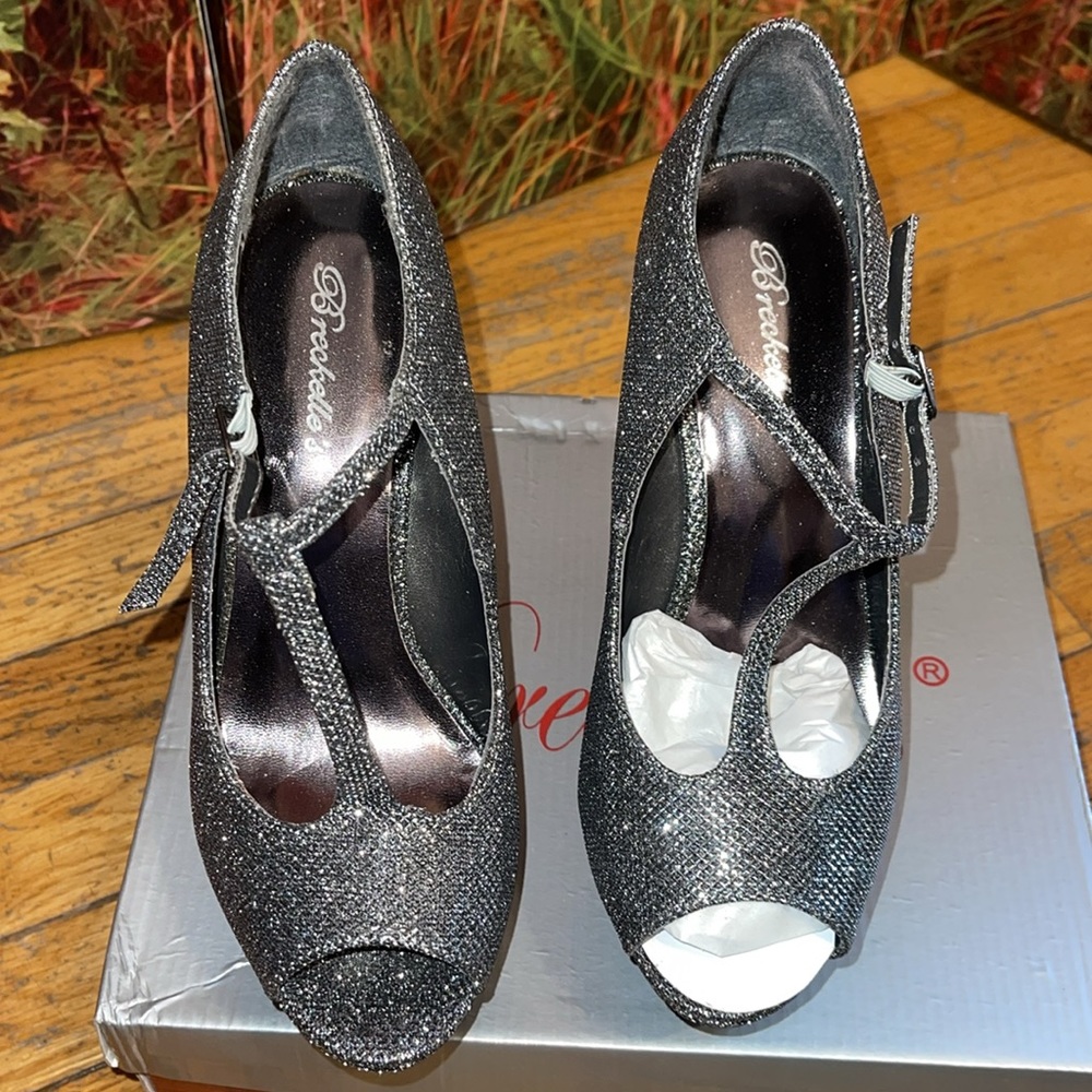 NWT Breckelle’s Silver Platform Wedges Size 7.5 - Picture 2 of 6